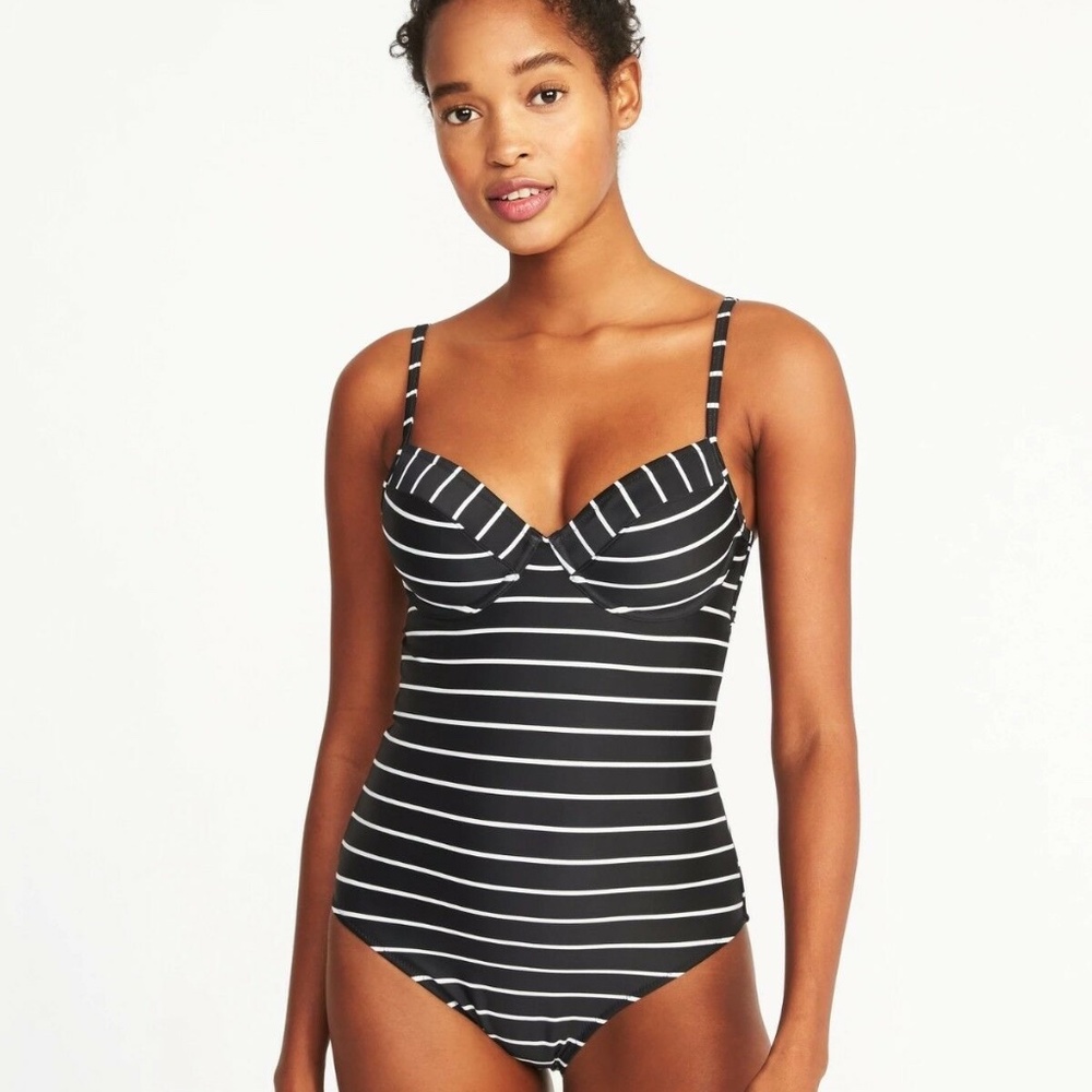 NWT Old Navy swimsuit with underwire